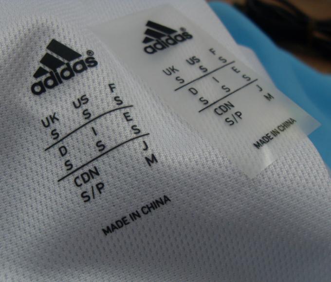 Etiquetas reflexivas de Tagless de la prensa del calor del alto de la elasticidad logotipo de la marca para el traje de esquí