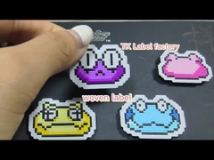 Etiquetas tejidas de ropa plegable de alta densidad a medida con techinches selvage