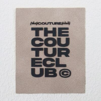 Parche de texto de goma en relieve 3D con emblema de marca personalizada para mangas de chaqueta y decoración de prendas