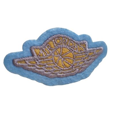 Etiquetas de ropa a medida Parches de bordado adhesivos de transferencia de calor para prendas de vestir