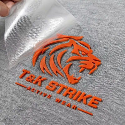 Etiqueta de impresión de silicona de pantalla Emblemas de caucho suave personalizados adecuados para ropa de moda ropa deportiva bolsos y sombreros Decoración