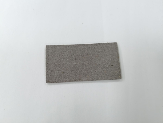 La etiqueta de cuero grabada en relieve microfibra de la PU del logotipo cose en la ropa modifica diseño para requisitos particulares