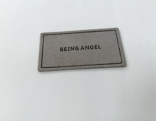 La etiqueta de cuero grabada en relieve microfibra de la PU del logotipo cose en la ropa modifica diseño para requisitos particulares