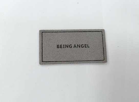 La etiqueta de cuero grabada en relieve microfibra de la PU del logotipo cose en la ropa modifica diseño para requisitos particulares
