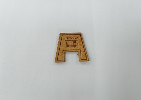 Cosa en la ropa que las parches de cuero auténticas grabaron en relieve a Logo For Garment