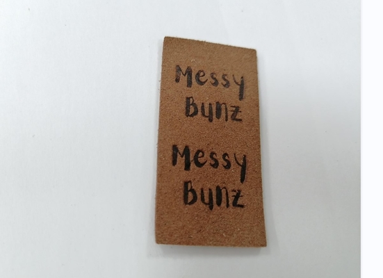 Etiqueta del cuero de la PU de la microfibra del ante lavable con el logotipo grabado en relieve