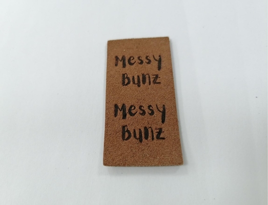 Etiqueta del cuero de la PU de la microfibra del ante lavable con el logotipo grabado en relieve