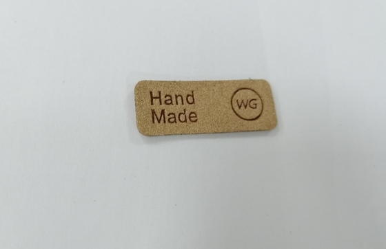 Las etiquetas lavables grabadas en relieve de las parches de cuero de la PU de Logo Microfiber cosen en la ropa