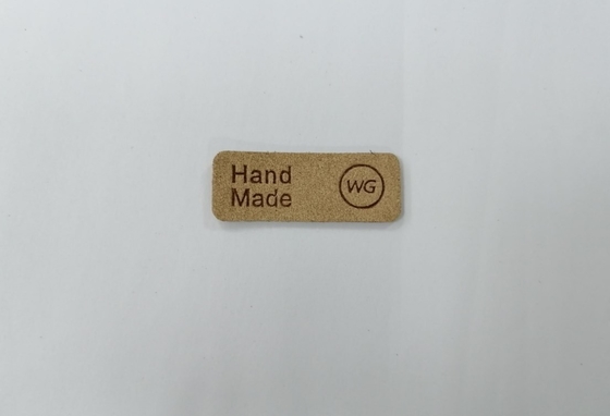 Las etiquetas lavables grabadas en relieve de las parches de cuero de la PU de Logo Microfiber cosen en la ropa