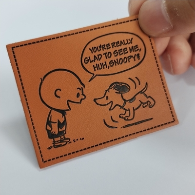 La PU grabó en relieve/la etiqueta de la parche de cuero del metal modificó para requisitos particulares para la ropa de la ropa