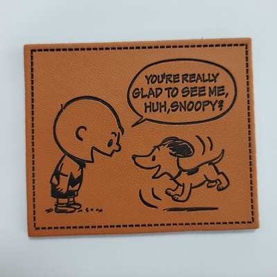 La PU grabó en relieve/la etiqueta de la parche de cuero del metal modificó para requisitos particulares para la ropa de la ropa