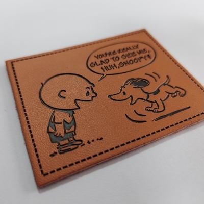 La PU grabó en relieve/la etiqueta de la parche de cuero del metal modificó para requisitos particulares para la ropa de la ropa