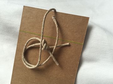 Etiqueta colgante del papel de Brown Kraft de 3 colores, algodón de 3m m/cordón de lino de las etiquetas colgantes de encargo de la ropa