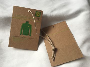 Etiqueta colgante del papel de Brown Kraft de 3 colores, algodón de 3m m/cordón de lino de las etiquetas colgantes de encargo de la ropa