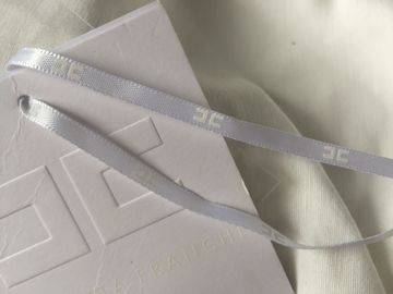 Etiquetas colgantes blancas de la guarnición de carda del logotipo de Debossed con tamaño de la aduana de la secuencia