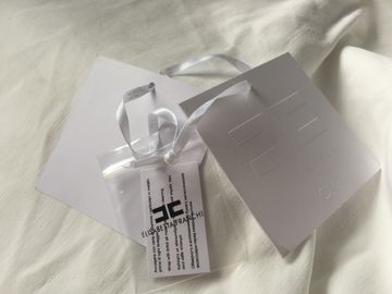 Etiquetas colgantes blancas de la guarnición de carda del logotipo de Debossed con tamaño de la aduana de la secuencia