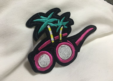 Los remiendos de encargo ovales hermosos de la ropa bordados cosen en las insignias Eco - amistoso
