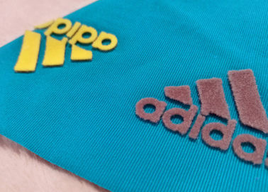 Etiquetas reflexivas de Tagless de la prensa del calor del alto de la elasticidad logotipo de la marca para el traje de esquí