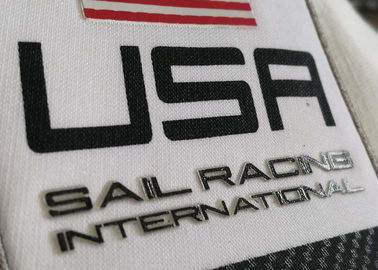 Etiquetas impresas diseño de la ropa del logotipo de la moda, remiendos reflexivos del modelo de la bandera para la ropa