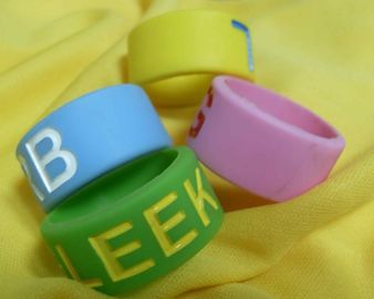 Los sorteos promocionales de los artículos de la feria profesional grabaron en relieve la pulsera de la pulsera del silicón