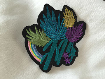 Los remiendos bordados aduana del hilo del metal cosen en diseño de las insignias del paño Niza
