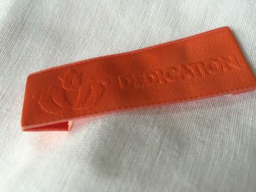 Etiquetas tejidas Needleloom cómodas de la ropa con Debossing de alta frecuencia
