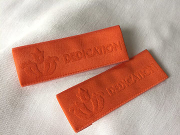 Etiquetas tejidas Needleloom cómodas de la ropa con Debossing de alta frecuencia