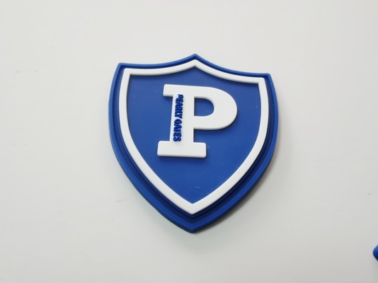 La etiqueta principal de la ropa de la goma de silicona, el efecto negro 3D cose en Logo Patches