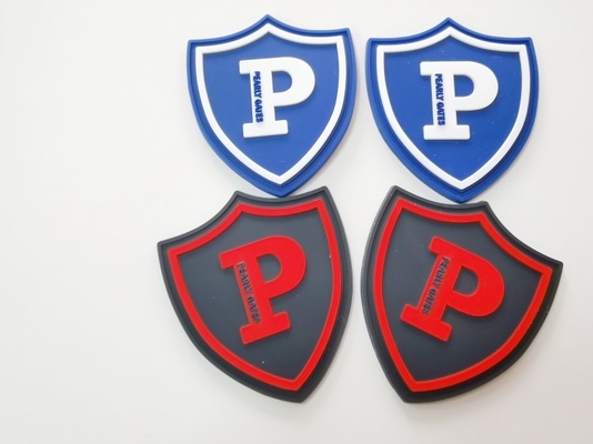 La etiqueta principal de la ropa de la goma de silicona, el efecto negro 3D cose en Logo Patches