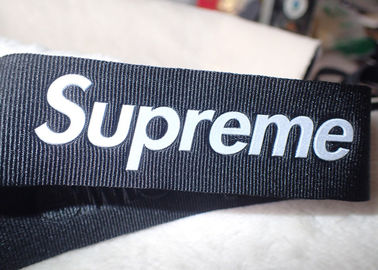 Logotipo reflexivo de alta frecuencia supremo de 3D 3M en la cinta de nylon de los 3.2cm para el logotipo de los sombreros