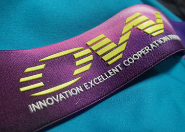 Cinta elástico del logotipo de encargo y del silicón antideslizante para la chaqueta de la capa de la ropa