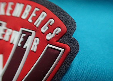 El logotipo de encargo grabó en relieve los remiendos autos-adhesivo de la ropa, etiquetas del caucho del silicón 3D