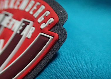 El logotipo de encargo grabó en relieve los remiendos autos-adhesivo de la ropa, etiquetas del caucho del silicón 3D