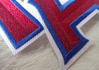 Remiendos bordados multicolores de los deportes de la etiqueta de marca del jersey de fútbol con el pegamento caliente del derretimiento