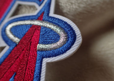 Remiendos bordados multicolores de los deportes de la etiqueta de marca del jersey de fútbol con el pegamento caliente del derretimiento