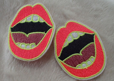 Las insignias bordadas personalizadas exquisitas y multicoloras, aduana bordaron los remiendos para la ropa del bebé