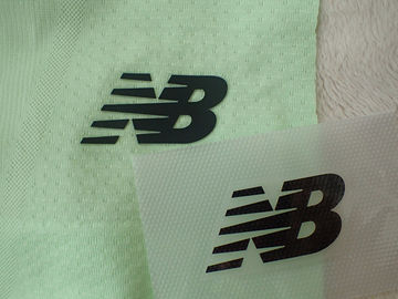 Dos etiquetas de la ropa de la transferencia de calor del silicio del color de las capas con la sensación de la mano suave para la ropa al aire libre