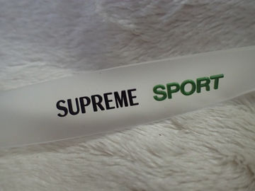 Remiendo de goma grabado en relieve logotipo de encargo de la etiqueta/PVC para el Headwear