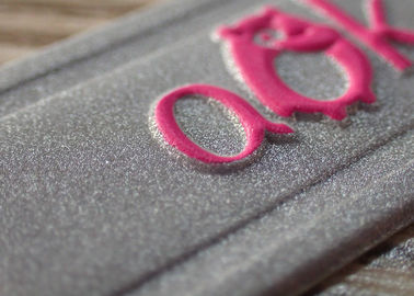 Cosa en remiendos grabados en relieve los remiendos de encargo del logotipo del PVC 3D de la ropa con la tela del fieltro