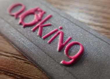Cosa en remiendos grabados en relieve los remiendos de encargo del logotipo del PVC 3D de la ropa con la tela del fieltro