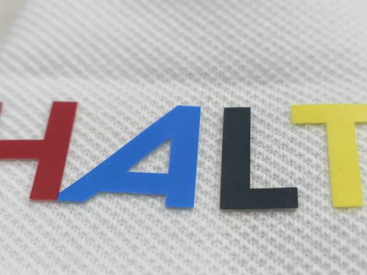 Logotipo de OEKOTEX Parches lavables y insignias de silicona de plata reflectiva personalizadas