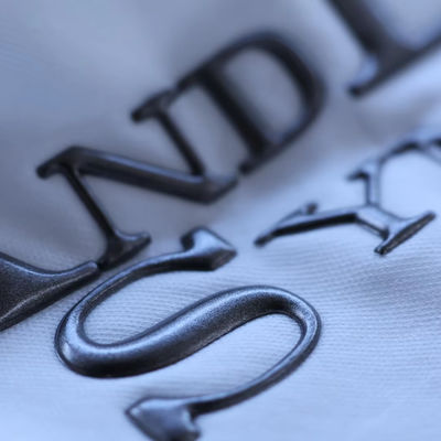 Letras de diseño personalizado de alta frecuencia de marca en relieve 3D TPU Logotipo de transferencia de calor hierro en etiquetas para ropa