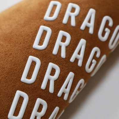 Letras de diseño personalizado de alta frecuencia de marca en relieve 3D TPU Logotipo de transferencia de calor hierro en etiquetas para ropa