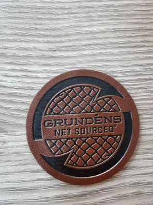 Grabado con láser personalizado Logotipo de marca de cuero Reparación en relieve Parche Etiqueta en blanco Etiqueta Leatherette PU Parches para jeans Beanie