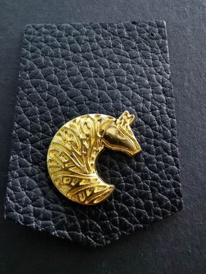 Grabado con láser personalizado Logotipo de marca de cuero Reparación en relieve Parche Etiqueta en blanco Etiqueta Leatherette PU Parches para jeans Beanie