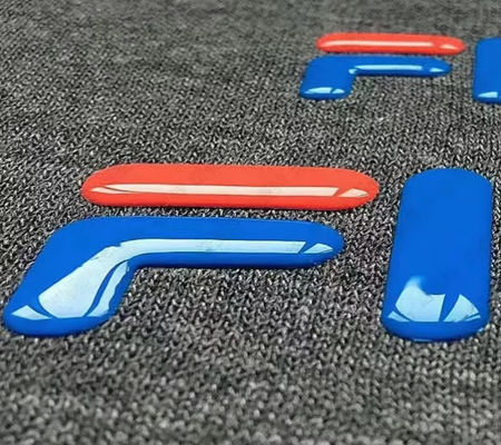 Logotipo de brillo en relieve en 3D Ropa de hierro con chapa de goma de calor Parche de transferencia de calor de silicona