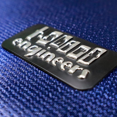 Logotipo de transferencia de calor de metal Tpu negro de plata 3D personalizado para prendas de vestir de alta calidad