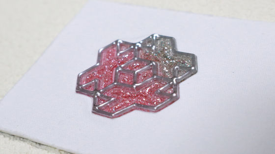 Fábrica de planchado en etiquetas de color cromo brillante pegatinas de transferencia de calor para camisas Etiquetas de ropa TPU personalizadas