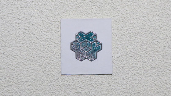 Fábrica de planchado en etiquetas de color cromo brillante pegatinas de transferencia de calor para camisas Etiquetas de ropa TPU personalizadas