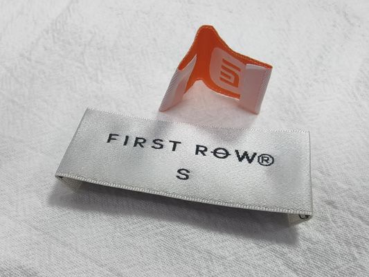 Etiquetas de tela tejida lavables personalizadas para coser en el cuello, etiquetas de costura, bordes cortados con láser, parches suaves para bolsos y ropa